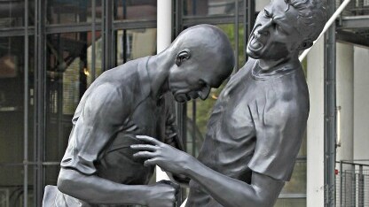 la statua della capocciata di zidane