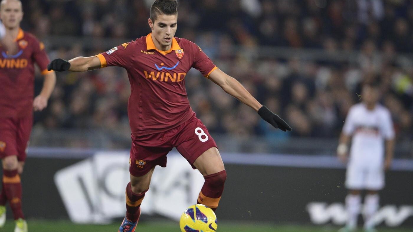 Chi vince tra Mazzarri e Zeman stasera balza al terzo posto. Nel Napoli Pandev affiancherà Cavani. Tra i giallorossi Destro viene preferito ad Osvaldo. Ballottaggio tra Pjanic, Tachtsidis e Florenzi.