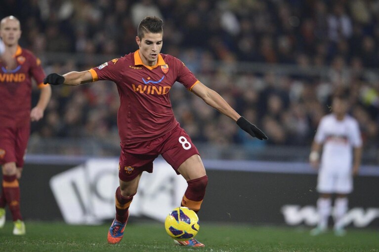 Chi vince tra Mazzarri e Zeman stasera balza al terzo posto. Nel Napoli Pandev affiancherà Cavani. Tra i giallorossi Destro viene preferito ad Osvaldo. Ballottaggio tra Pjanic, Tachtsidis e Florenzi.