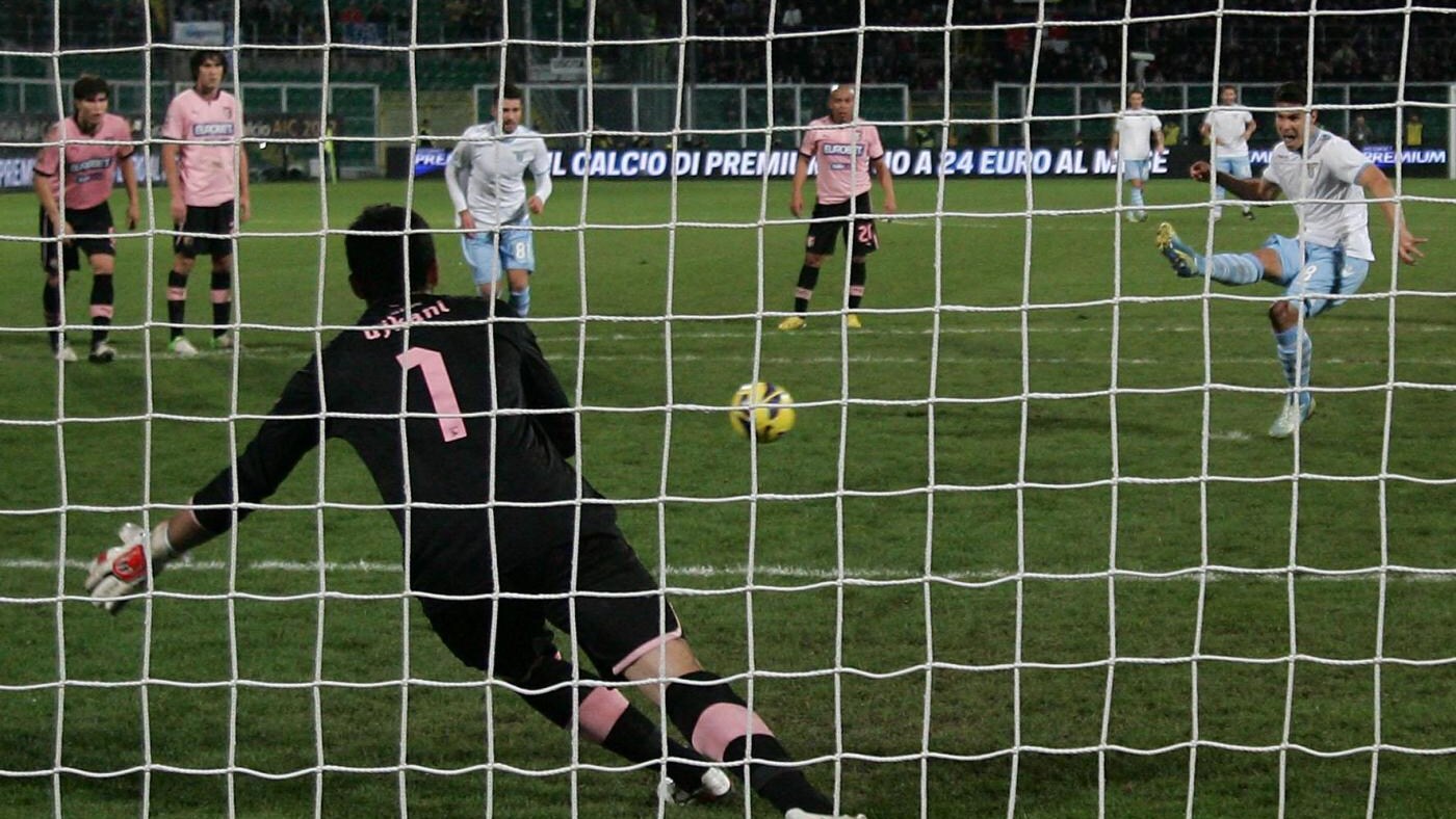 La Lazio allunga la sua serie positiva, ma non riesce ad agganciare la Juventus. I biancocelesti sono passati in vantaggio con Floccari (al 10'). I siciliani nel giro di un minuto, a metà della ripresa, hanno ribaltato il risultato con Rios e Dybala. All'85' Hernanes ha pareggiato su rigore.