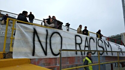 striscione anti razzista