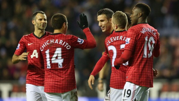 Il Manchester United ha vinto 4-0 in casa del Wigan (doppiette per Hernandez e Van Persie). Il City ha sconfitto per 3-0 lo Stoke. Vittorie anche per West Ham, Tottenham e Fulham.
