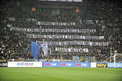 lo striscione dei tifosi