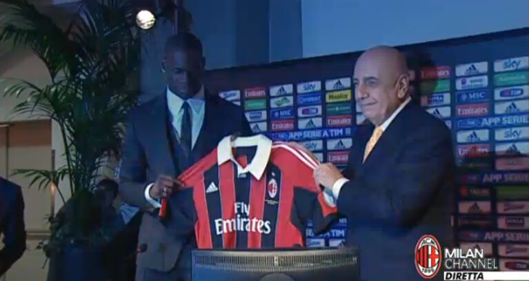 galliani e balotelli mostrano la maglia numero 45