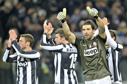 gigi buffon in segno di vittoria