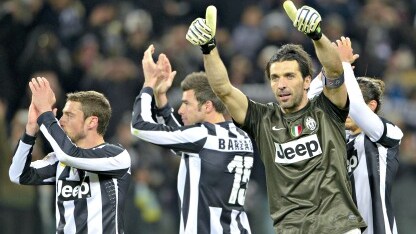 gigi buffon in segno di vittoria