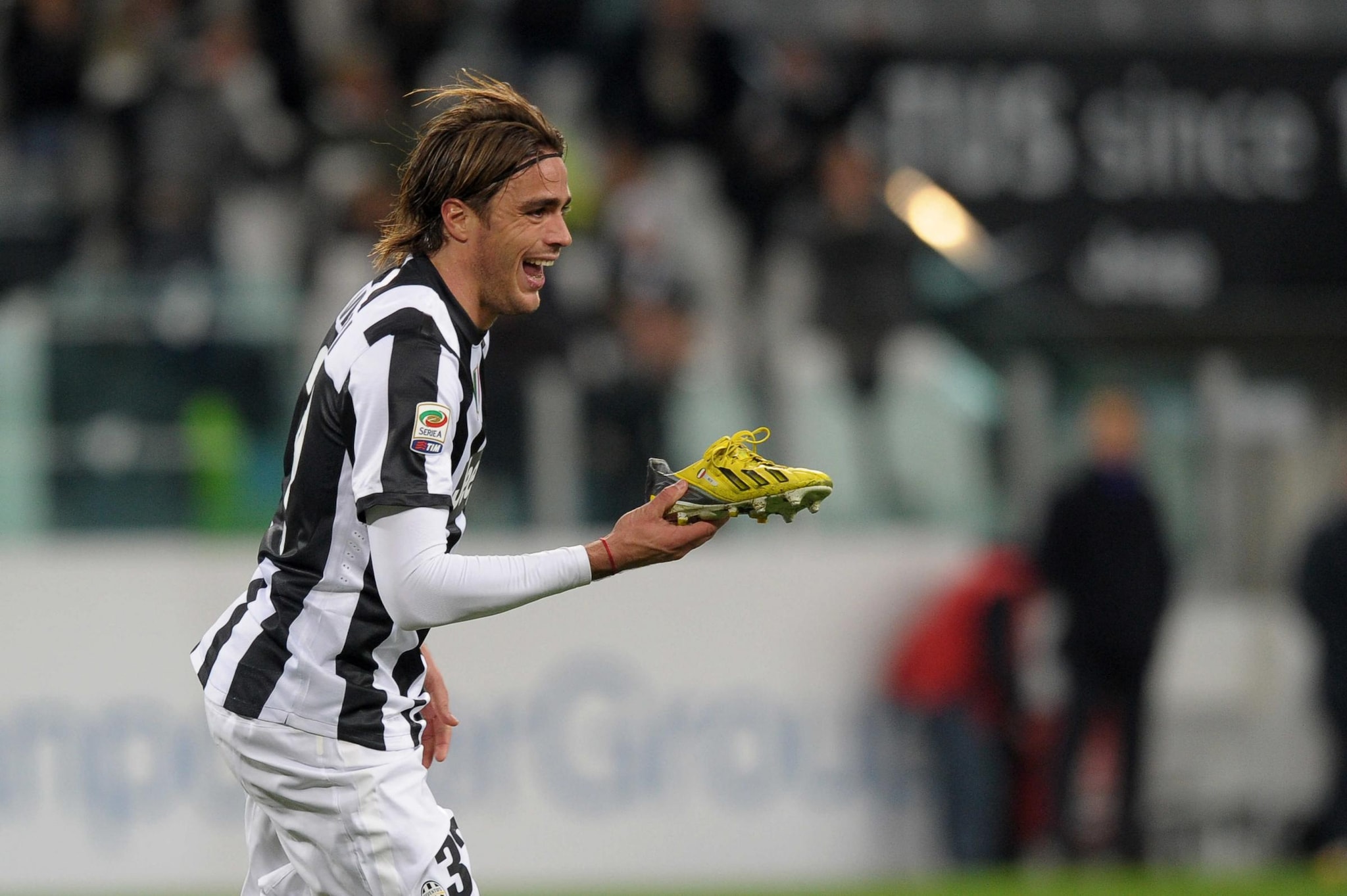 matri mostra la scarpa all'arbitro