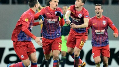 il difensore festeggiato dopo il gol