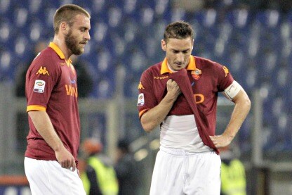 de rossi accanto a totti