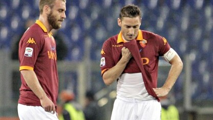 de rossi accanto a totti