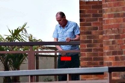 gascoigne fa pipì sul balcone