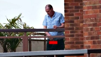 gascoigne fa pipì sul balcone