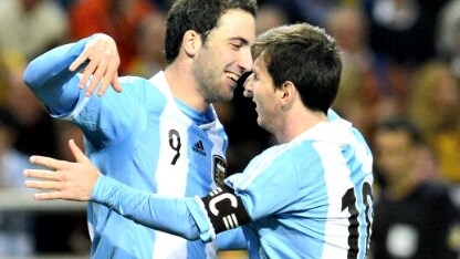 messi abbraccia higuain