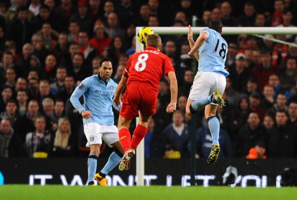 I 'citizens' adesso sono a 9 punti dal Manchester United. Nell'altro posticipo il Tottenham ha battuto per 1-0 il West Bromwich, in gol Bale.