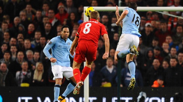 I 'citizens' adesso sono a 9 punti dal Manchester United. Nell'altro posticipo il Tottenham ha battuto per 1-0 il West Bromwich, in gol Bale.