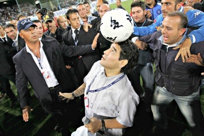 diego palleggia al san paolo