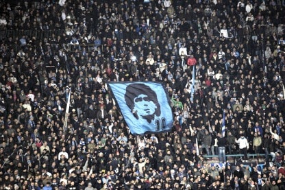 una bandiera raffigurante maradona