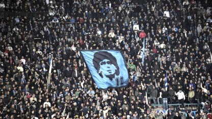 una bandiera raffigurante maradona