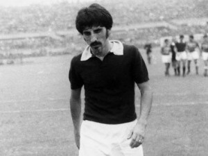 gigi meroni con la maglia del torino