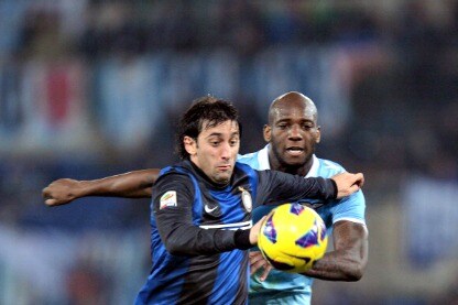 diego milito controlla palla