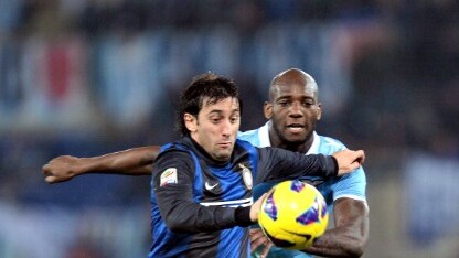 diego milito controlla palla