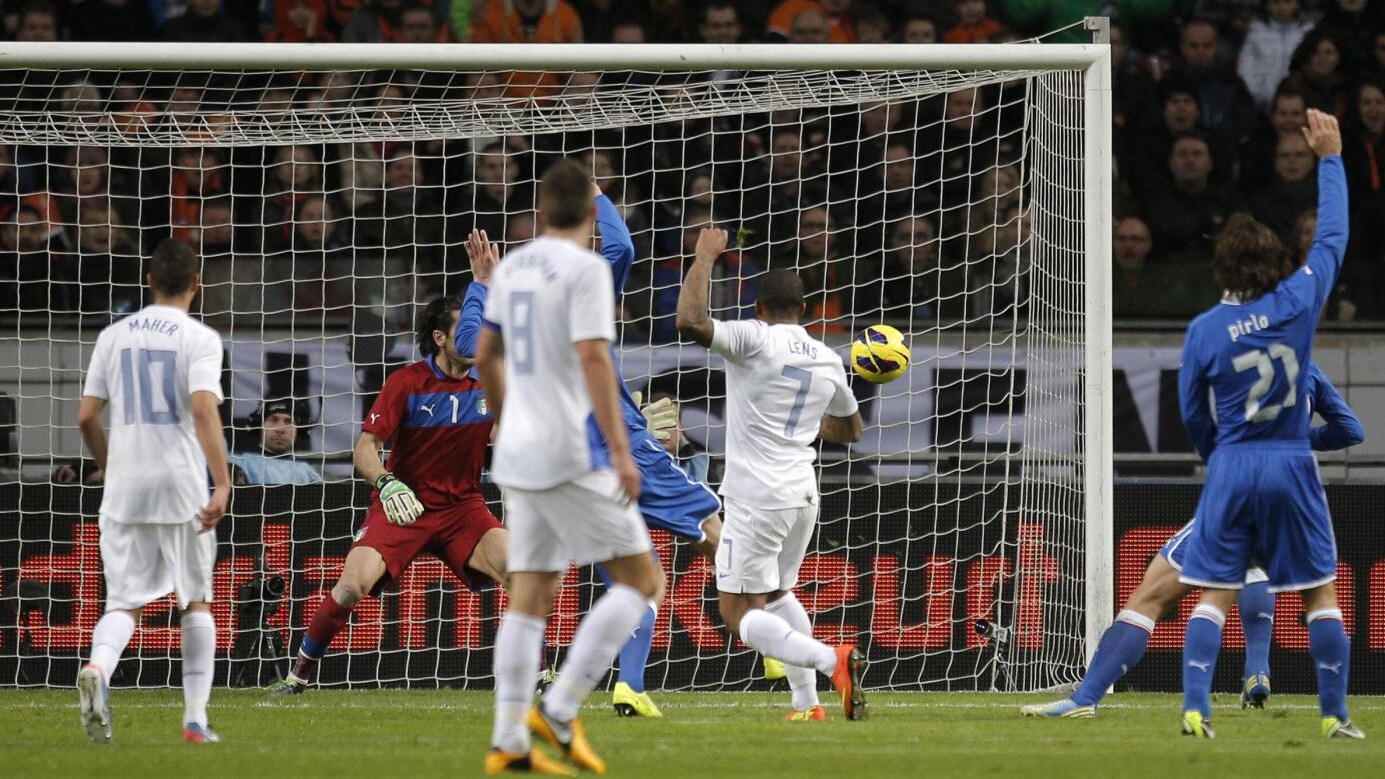 Un gol di Marco Verratti evita la sesta sconfitta consecutiva in una gara amichevole all'Italia, che è riuscita a pareggiare al 92'. L'Olanda ha segnato con Lens al 34'.