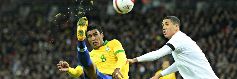 paulinho del corinthians contro l'inghilterra