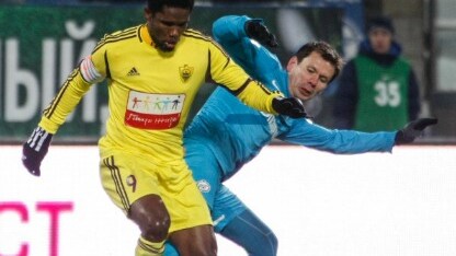 il campione camerunese in azione con l'anzhi