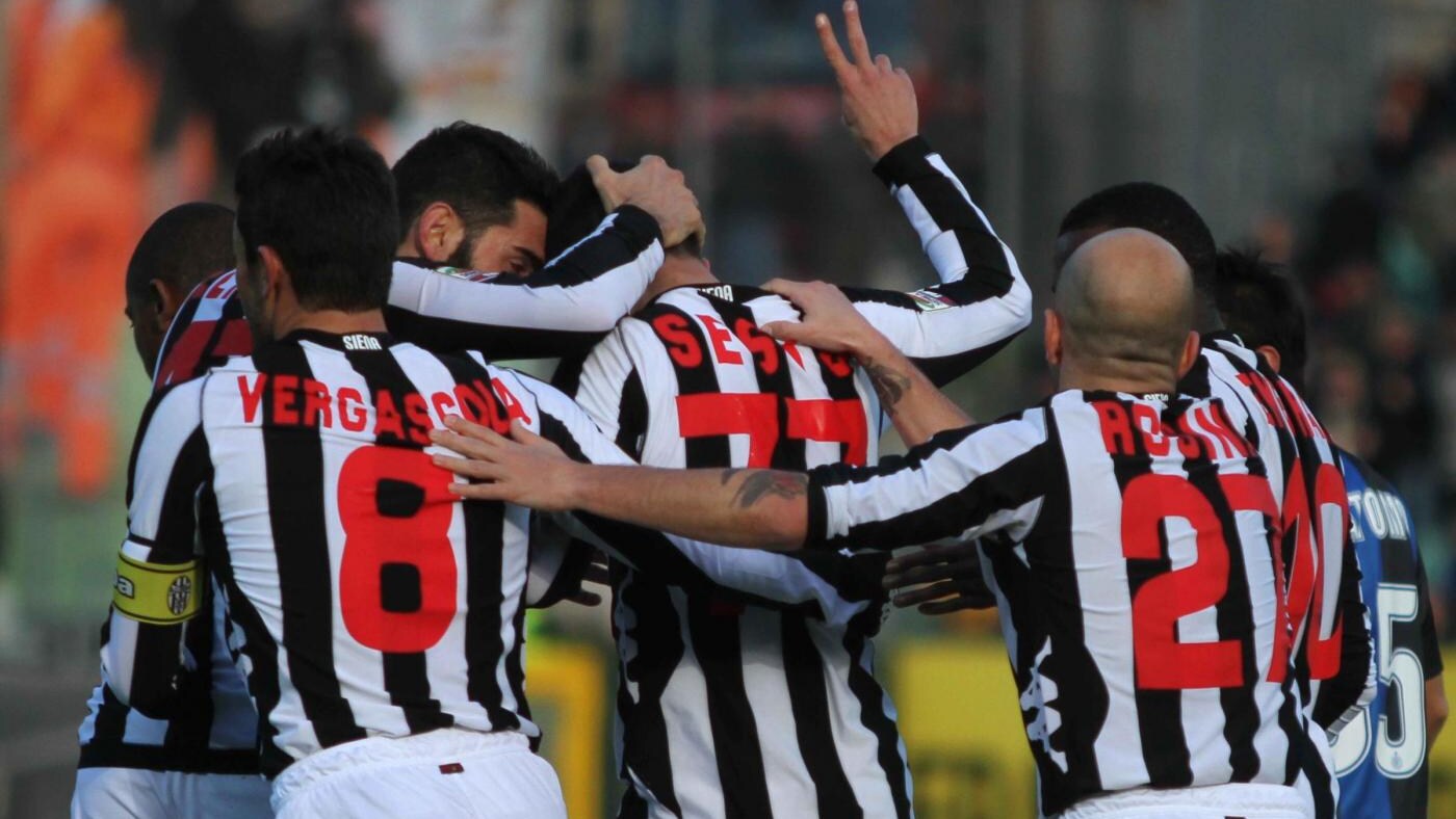 La Juventus vince 2-1 in casa del Chievo e mantiene tre punti di vantaggio sul Napoli, che nell'anticipo ha sconfitto il Catania.