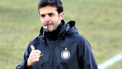 andrea stramaccioni al campo d'allenamento