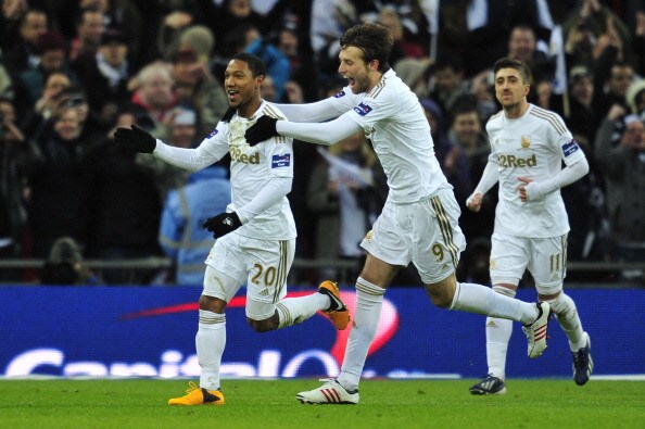 La doppietta di Dyer e De Guzman e il gol di Michu regalano ai gallesi il primo trofeo della loro storia.