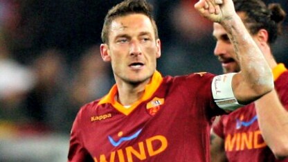 francesco totti a segno contro la roma