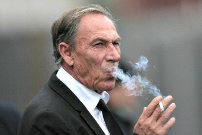 zdenek zeman mentre fuma la sigaretta