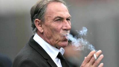 zdenek zeman mentre fuma la sigaretta