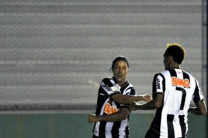 ronaldinho esulta