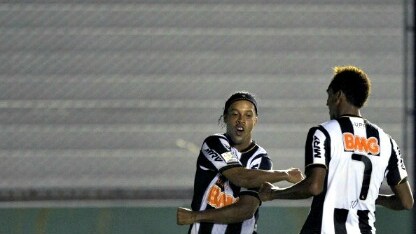 ronaldinho esulta