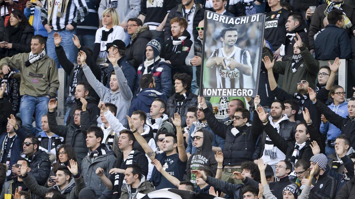 Il giudice sportivo ha inflitto anche 10.000 euro di multa alla Lazio, perchè i propri sostenitori hanno esposto uno striscione offensivo nei confronti di Platini.