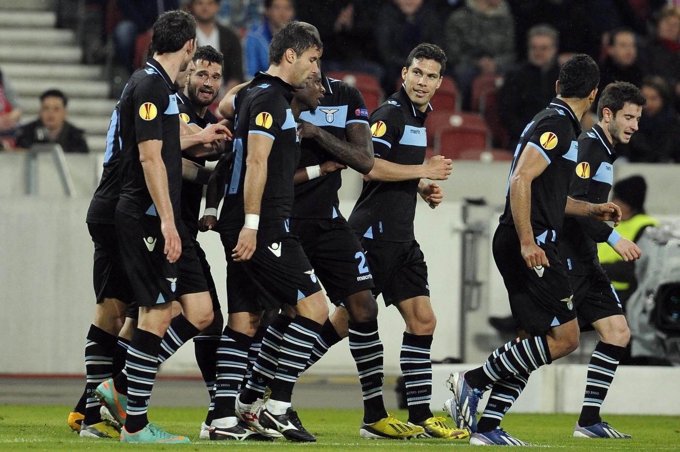 Mauri e Lulic giocheranno alle spalle di Floccari. Nello Stoccarda torna Ibisevic. Macheda e Molinaro partiranno dalla panchina.