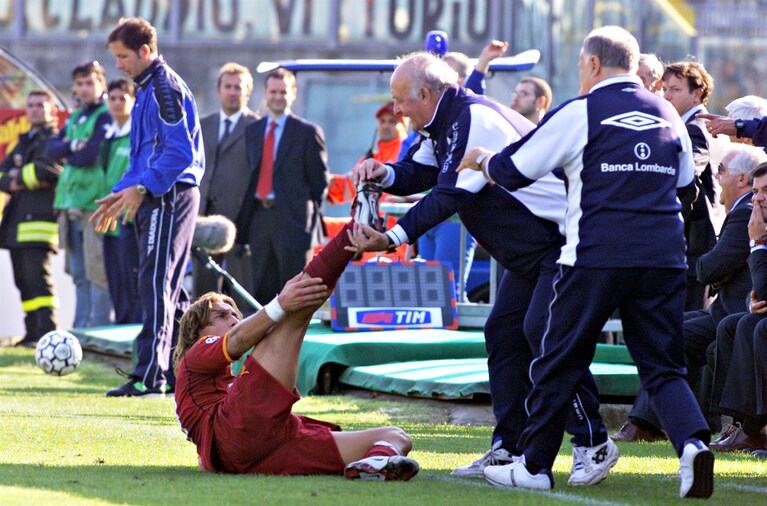 totti con mazzone in campo