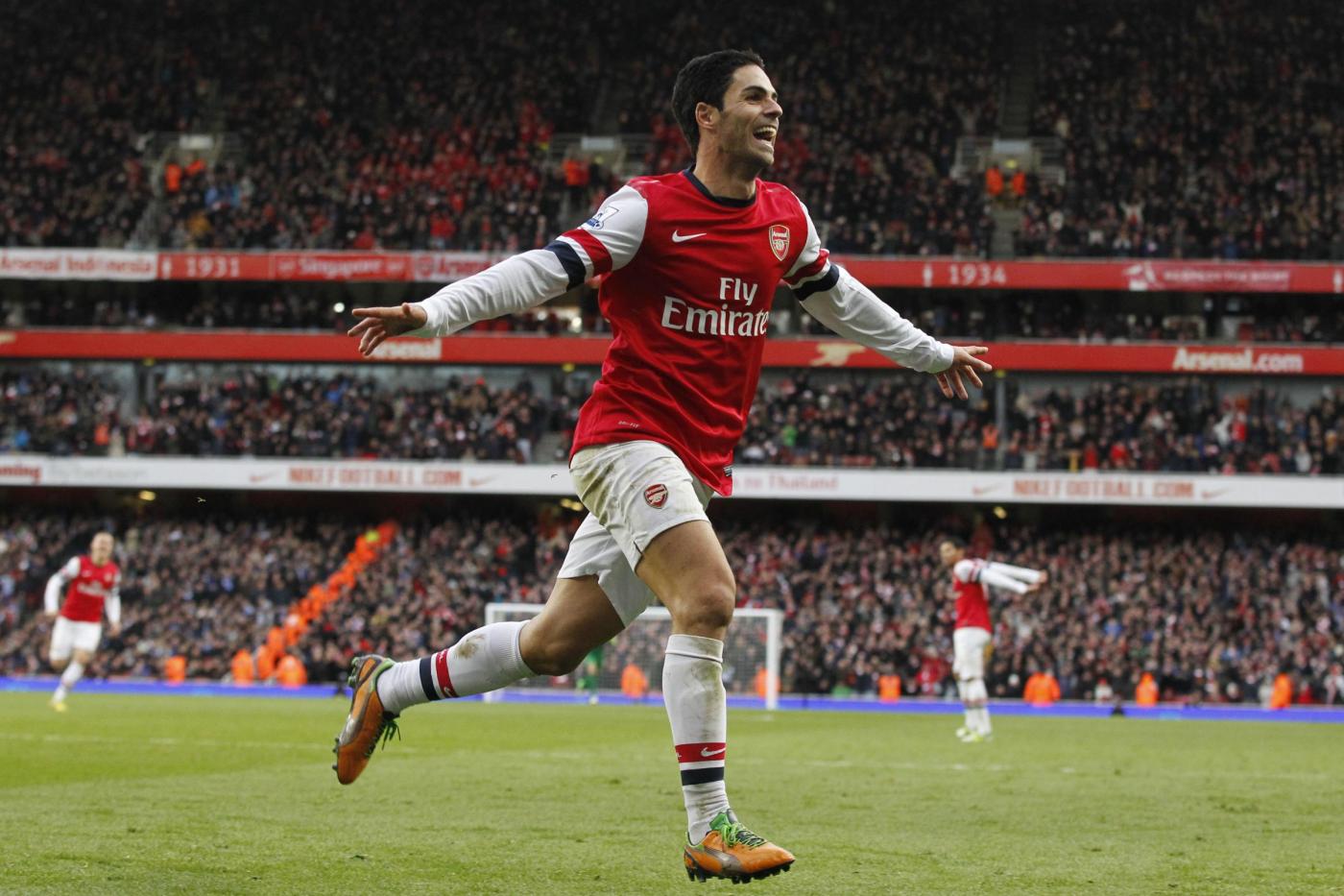 L'Arsenal batte il Norwich e sale al terzo posto, domani in campo lo United. Di Canio impegnato nel derby Newcastle-Sunderland.