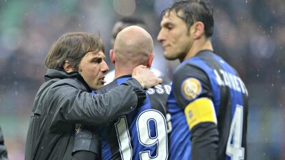 conte accanto a cambiasso