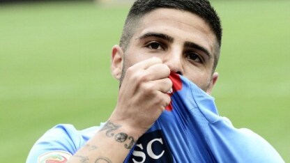 lorenzo insigne bacia la maglia del napoli