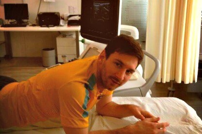 lionel messi sul lettino d'ospedale