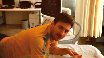 lionel messi sul lettino d'ospedale