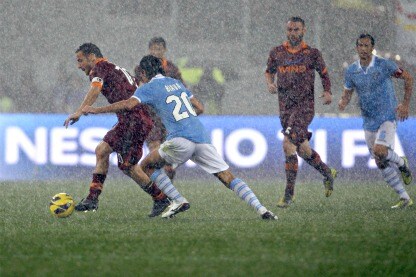 francesco totti in azione nel derby di andata