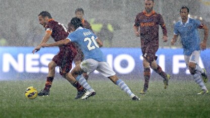 francesco totti in azione nel derby di andata