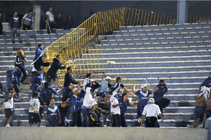 un'immagine delle violenze nel calcio argentino