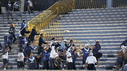 un'immagine delle violenze nel calcio argentino