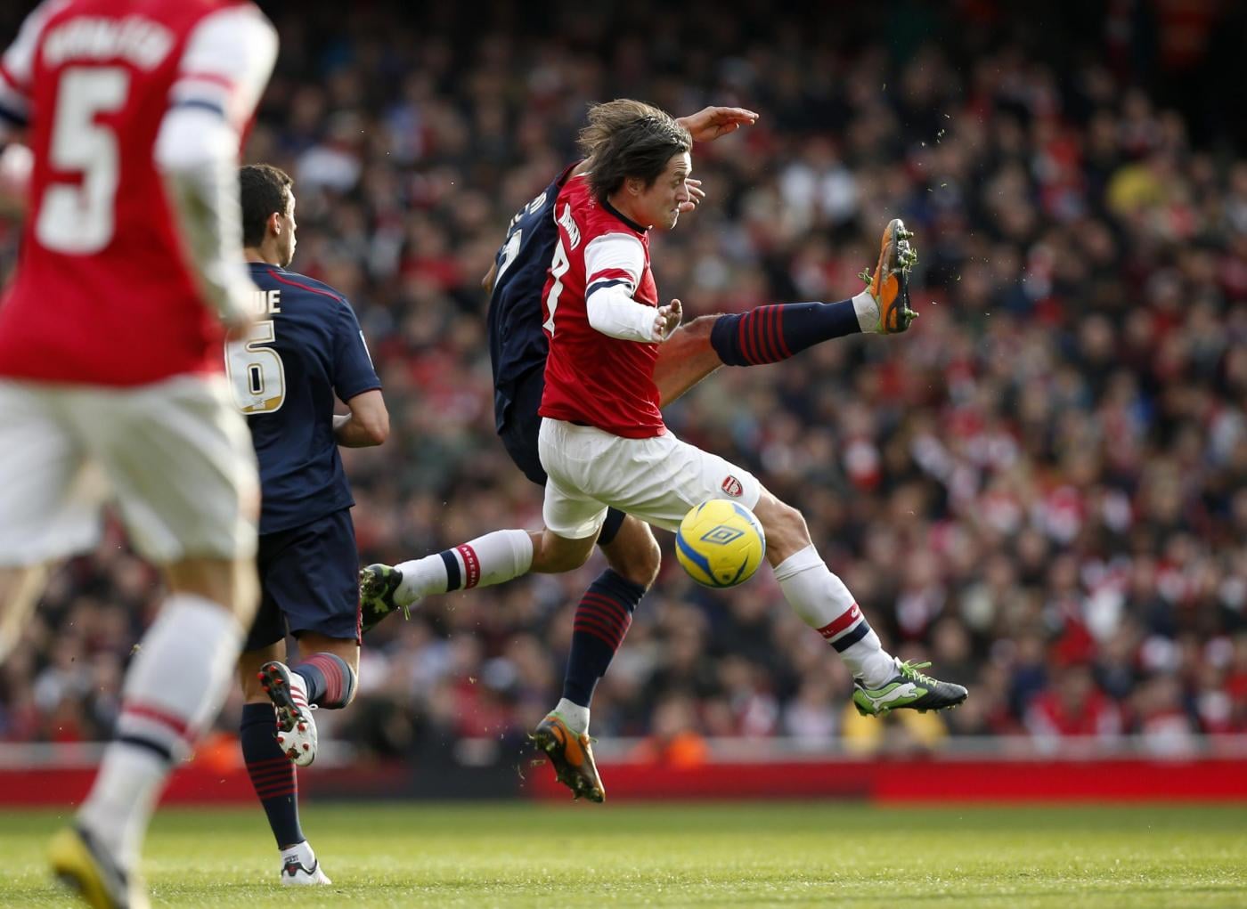 L'Arsenal batte il West Bromwich e scavalca il Chelsea, che domani sfida il Sunderland di Paolo Di Canio. Lunedì ci sarà il derby di Manchester.