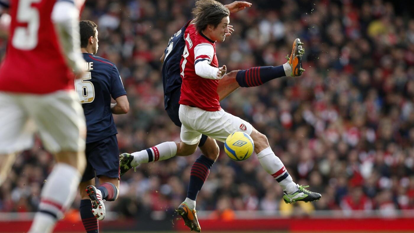 L'Arsenal batte il West Bromwich e scavalca il Chelsea, che domani sfida il Sunderland di Paolo Di Canio. Lunedì ci sarà il derby di Manchester.